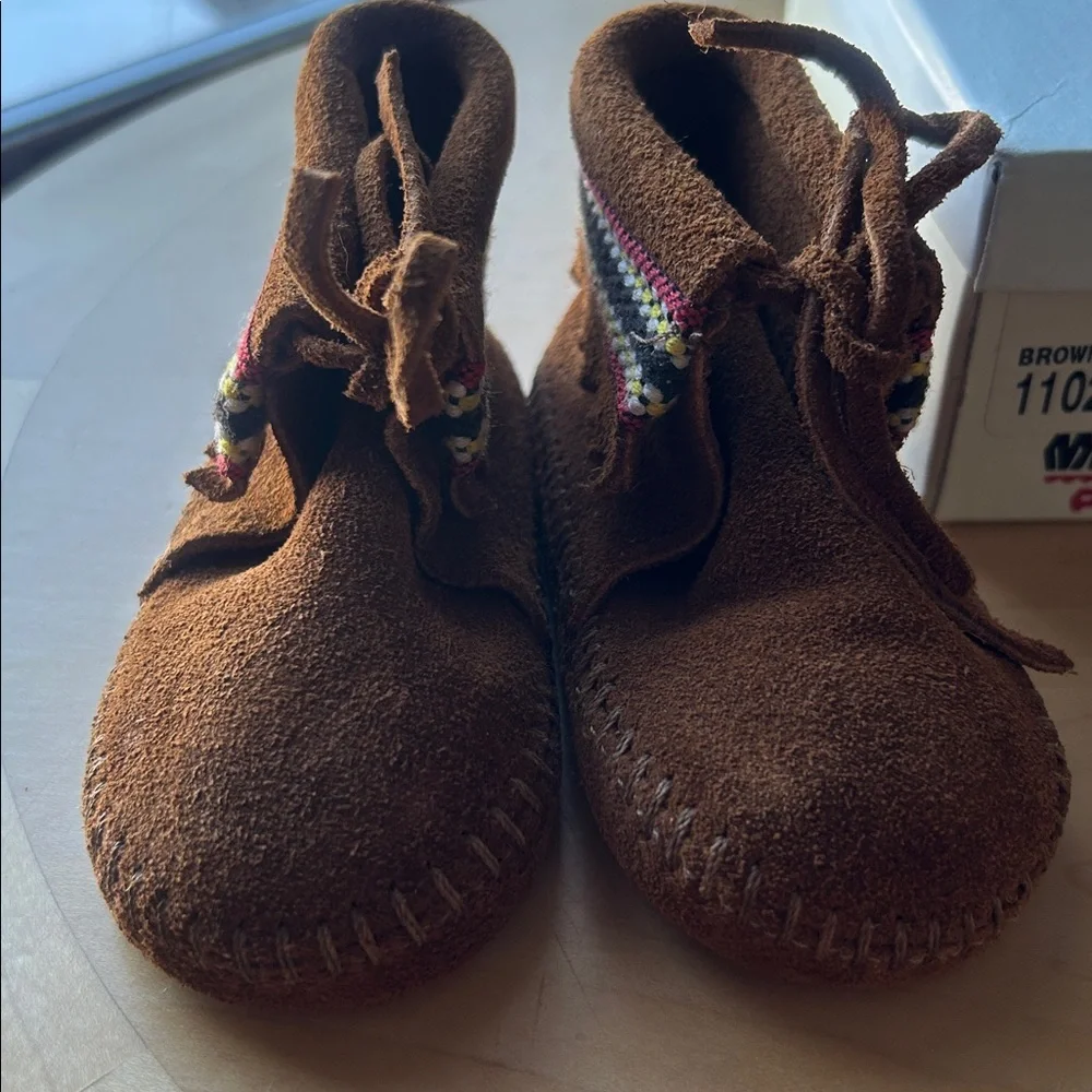Minnetonka NWT PA•POO•SHU Moccasins INFANTS SIZE 4 with Colorful Trim